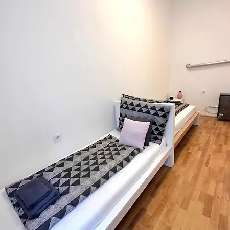 Elegant For 8 Person With Free Parking For 2 Cars