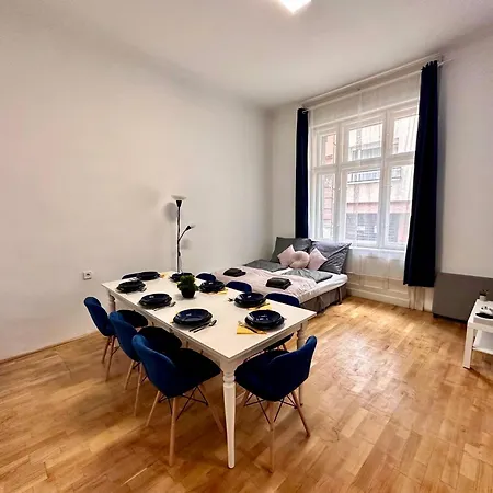 Elegant For 8 Person With Free Parking For 2 Cars Apartment Budapest