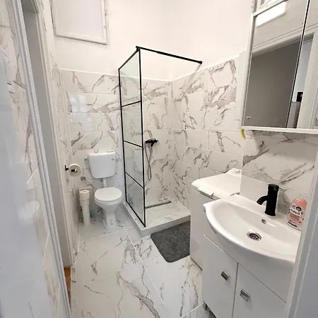 Elegant For 8 Person With Free Parking For 2 Cars