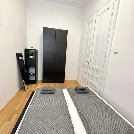 Apartment Elegant For 8 Person With Free Parking For 2 Cars *