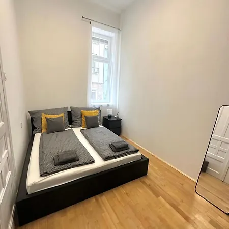 Elegant For 8 Person With Free Parking For 2 Cars Budapest