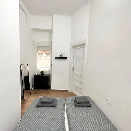 Elegant For 8 Person With Free Parking For 2 Cars Budapest